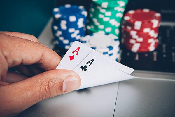 Exploring Popular Table Games With casino trực tuyến uy tín nhất Sites